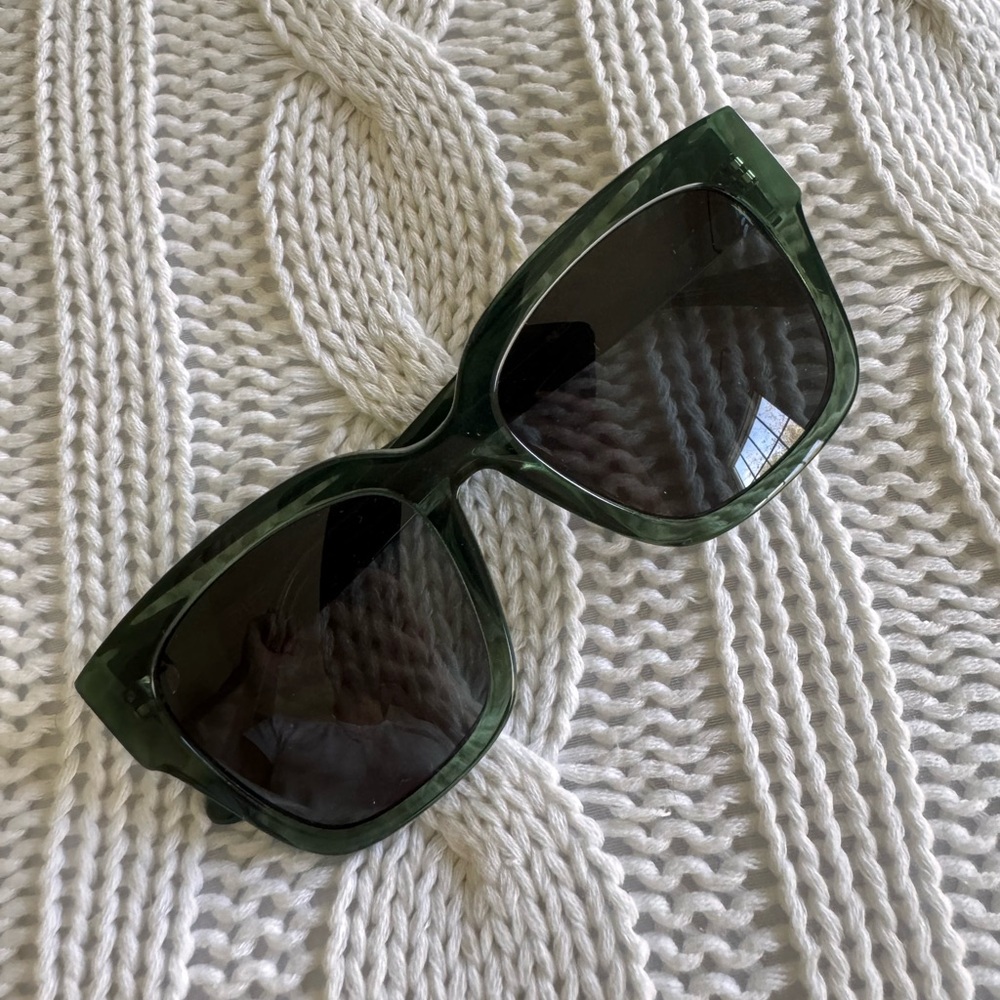 Diff Eyewear Bella II in transparent dark green. Like new